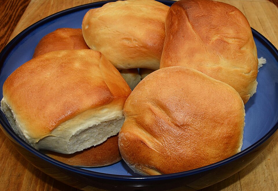 Round sesame burger buns